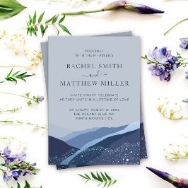 山々の山々の中の夕方に青い埃っぽい 招待状