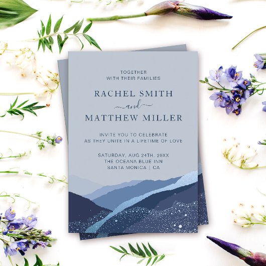 山々の山々の中の夕方に青い埃っぽい 招待状