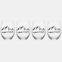 山々はデザインワイングラスをセットと呼んでいる