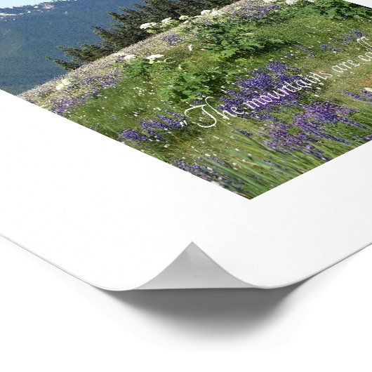 山々は引用文牧草野の花を呼んでいる ポスター (角)