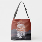 山々は私を呼びタイポグラフィアート クロスボディバッグ (裏面)