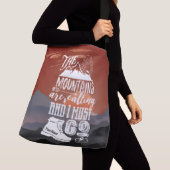 山々は私を呼びタイポグラフィアート クロスボディバッグ (クローズアップ)