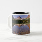 山々は〜の静かな二つのメディシン湖に反射する ツートーンマグカップ (正面左)