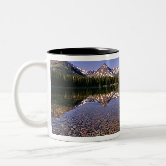 山々は〜の静かな二つのメディシン湖に反射する ツートーンマグカップ (左)