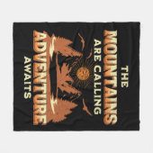 山々は、冒険を待っている フリースブランケット (正面(横))