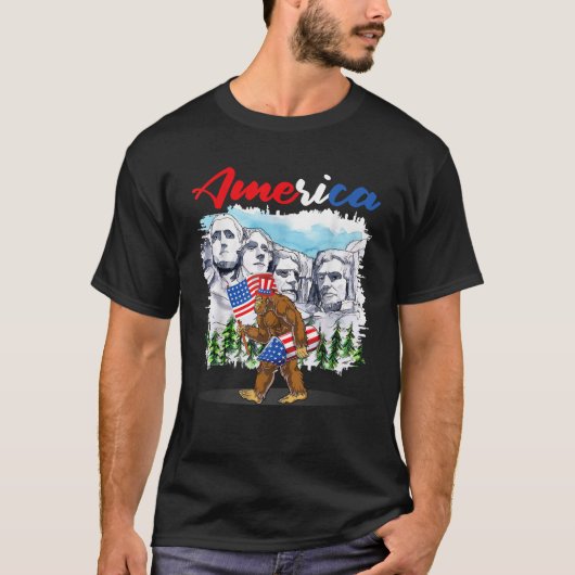山おもしろいラシュモアビッグフット米国国旗のインディペン Tシャツ (正面)