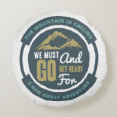 山が呼んでいる サイコロ型クッション - ラスティック ラウンドクッション (裏面)