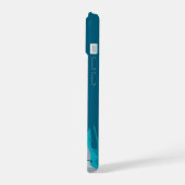 山でのスキー – スキーヤー iPhone 15ケース (左側面)