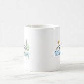 山でのハイキングとキャンプのグラフィック コーヒーマグカップ (中央)