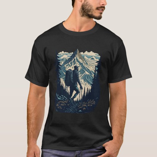 山でハイキングする男性 楽しいハイカーギフト Tシャツ (正面)