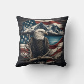 山とアメリカ国旗の上のイーグルのエンブレム クッション (裏面)