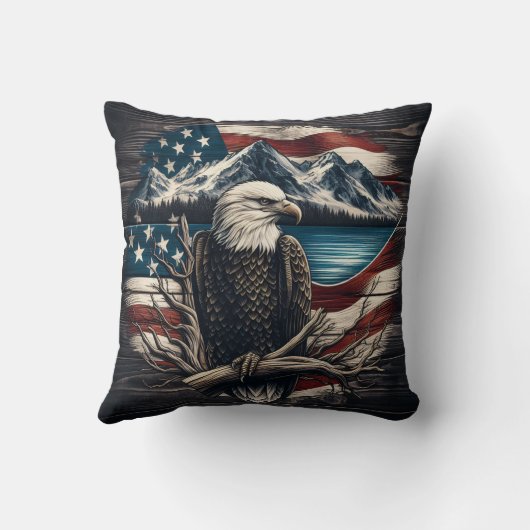 山とアメリカ国旗の上のイーグルのエンブレム クッション (裏面)