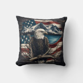 山とアメリカ国旗の上のイーグルのエンブレム クッション (正面)