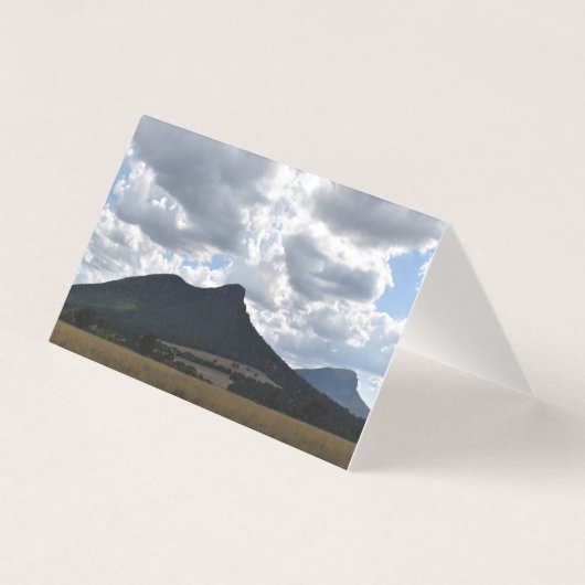 山とドラマチックな雲の下の突然 (正面)