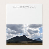 山とドラマチックな雲の下の突然 (外部フラット)