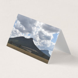 山とドラマチックな雲の下の突然