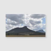 山とドラマチックな雲の下の突然 (正面)