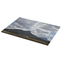 山とドラマチックな雲の下の突然 カッティングボード