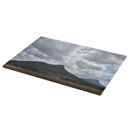 山とドラマチックな雲の下の突然 カッティングボード (角)