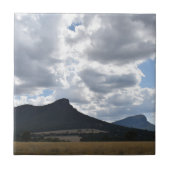 山とドラマチックな雲の下の突然 タイル (正面)