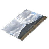 山とドラマチックな雲の下の突然 ノートパッド (アングル)