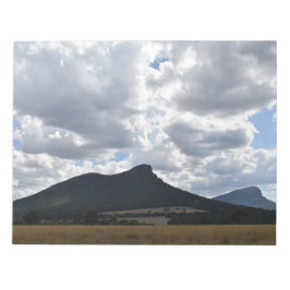 山とドラマチックな雲の下の突然 ノートパッド