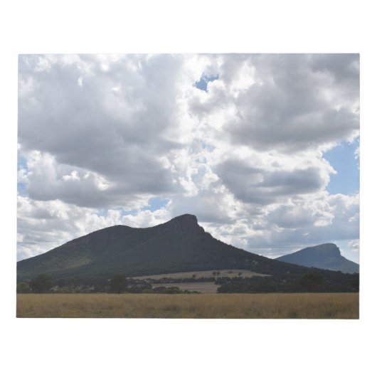 山とドラマチックな雲の下の突然 ノートパッド (正面)