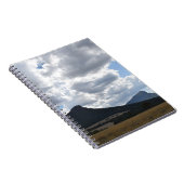 山とドラマチックな雲の下の突然 ノートブック (右側)