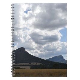 山とドラマチックな雲の下の突然 ノートブック