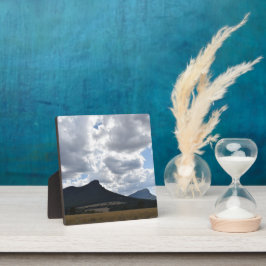 山とドラマチックな雲の下の突然 フォトプラーク