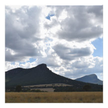 山とドラマチックな雲の下の突然