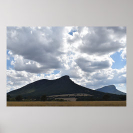 山とドラマチックな雲の下の突然 ポスター