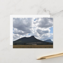 山とドラマチックな雲の下の突然 ポストカード