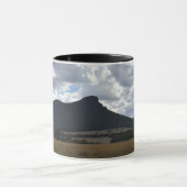 山とドラマチックな雲の下の突然 マグカップ (中央)