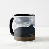 山とドラマチックな雲の下の突然 マグカップ (正面左)