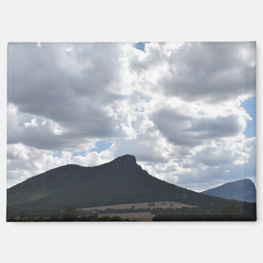 山とドラマチックな雲の下の突然 マグネット (正面)