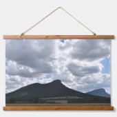 山とドラマチックな雲の下の突然 吊り下げ型タペストリー (正面)