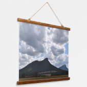 山とドラマチックな雲の下の突然 吊り下げ型タペストリー (傾斜あり)