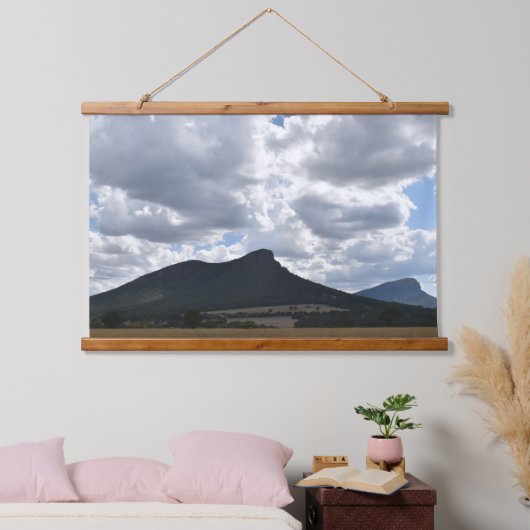 山とドラマチックな雲の下の突然 吊り下げ型タペストリー (寝室)
