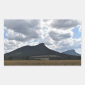山とドラマチックな雲の下の突然 長方形シール (正面)