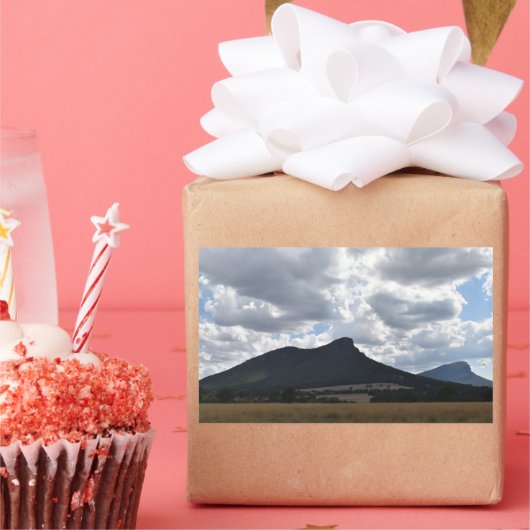 山とドラマチックな雲の下の突然 長方形シール (パーティー)