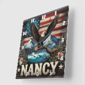 山と威厳のある旗の中に建てられたワシ スクエア壁時計 (傾斜)