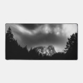 山と川のドラマチックな風景 デスクマット (正面)