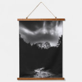 山と川のドラマチックな風景 吊り下げ型タペストリー (正面)