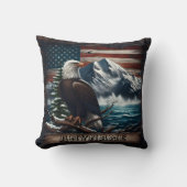 山と旗に向かって誇らしげに立つワシ クッション (正面)