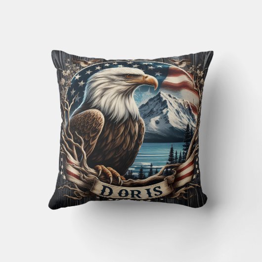 山と旗の背景を持つアメリカワシ クッション (裏面)