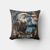 山と旗の背景を持つアメリカワシ クッション (正面)