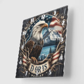山と旗の背景を持つアメリカワシ スクエア壁時計 (傾斜)