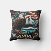 山と旗の背景を持つワシ クッション (裏面)