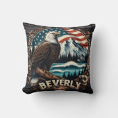 山と旗の背景を持つワシ クッション (正面)